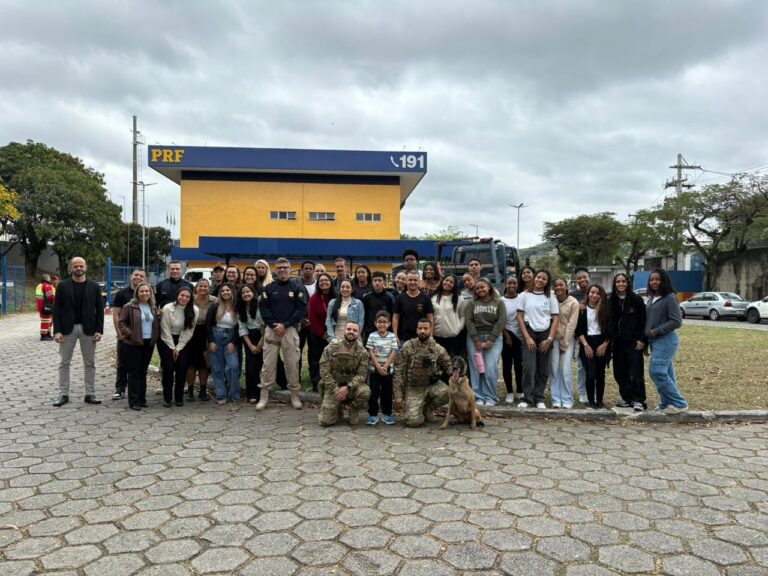 Jovens estudantes participam de atividades com agentes da PRF e cães farejadores na base em Niterói.