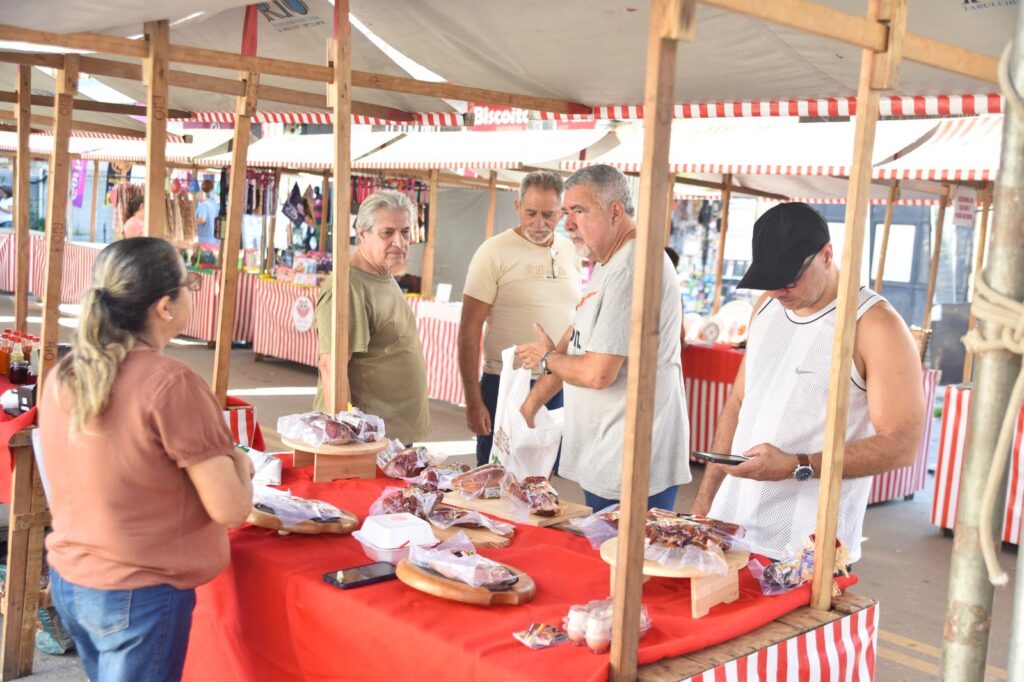 Moradores de Maricá compram frutas e verduras frescas na Feira da Agricultura Familiar no Barroco, Itaipuaçu.