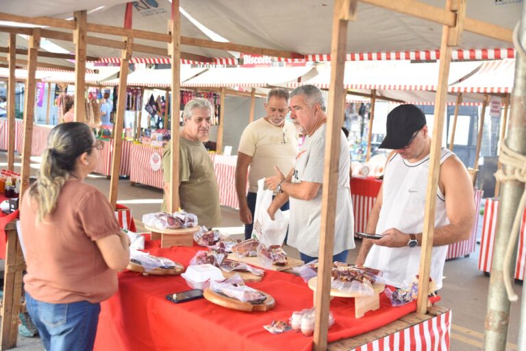 Moradores de Maricá compram frutas e verduras frescas na Feira da Agricultura Familiar no Barroco, Itaipuaçu.