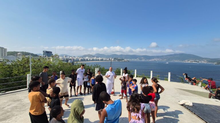 Crianças, jovens e adultos praticam capoeira em espaço cultural no Morro do Palácio em Niterói.