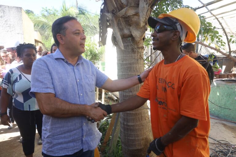 Prefeito Rodrigo Neves vistoria obras no Conjunto Zilda Arns I e II, Fonseca, Niterói, com equipe e moradores.
