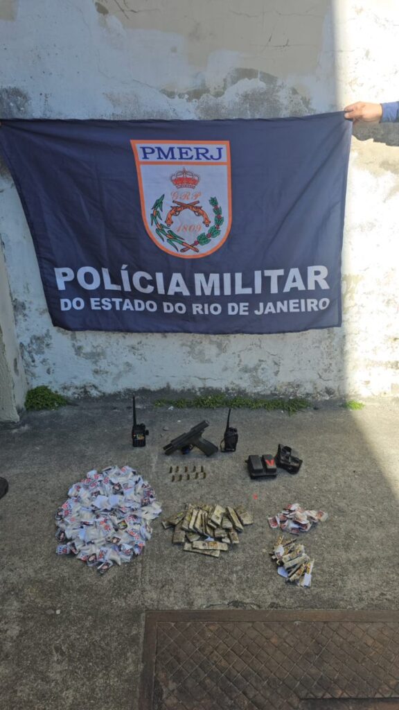 Material apreendido pela Polícia Militar em São Gonçalo, incluindo pistola, rádios e drogas.