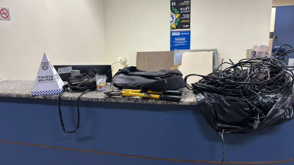 Policiais militares apreendem alicate de corte e fios elétricos furtados de estabelecimento em Niterói.