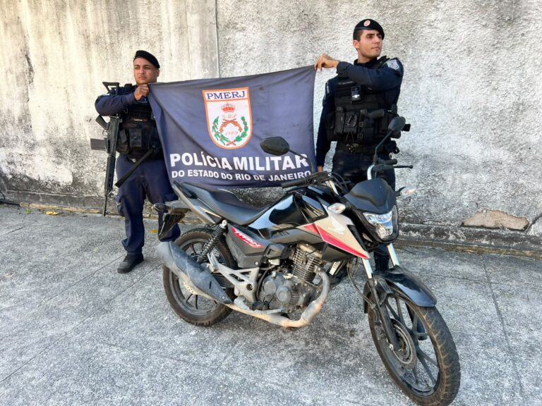 Motocicleta abandonada após roubo em Niterói sendo recuperada por policiais militares do 12º BPM.