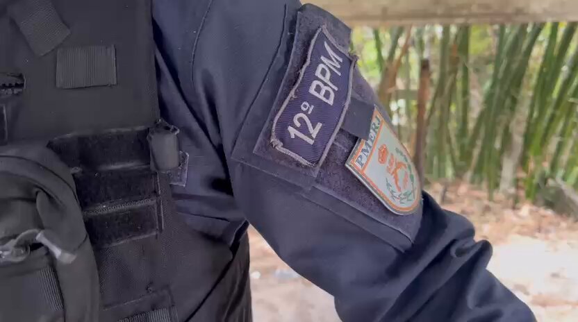 Policiais militares exibem drogas e rádios transmissores apreendidos em operação no bairro Maria Paula, Niterói.