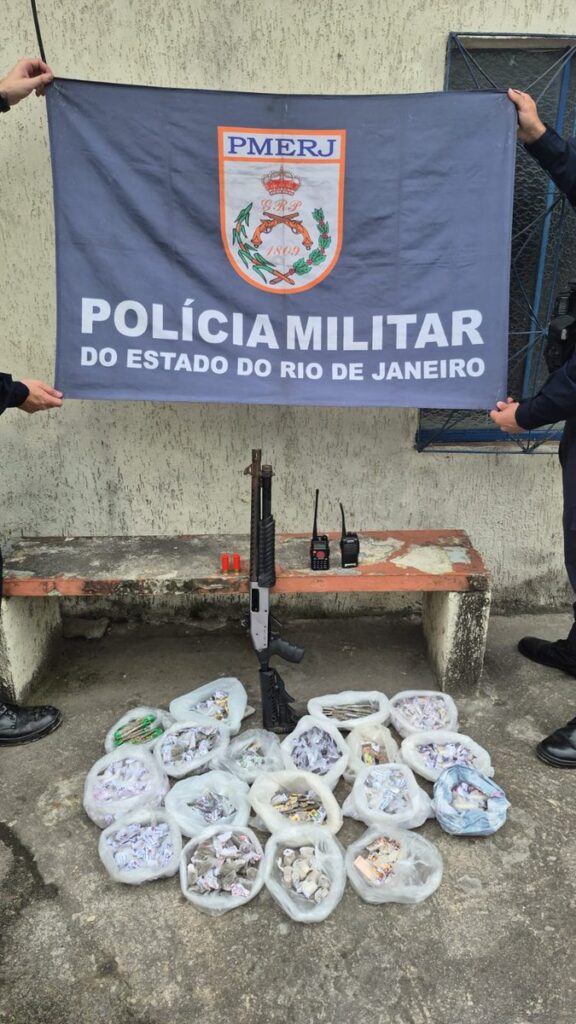 Policiais militares em operação prendem criminosos e apreendem armas e drogas em Niterói, RJ.