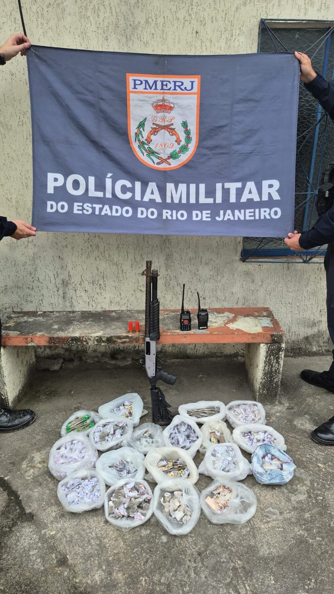Policiais militares em operação prendem criminosos e apreendem armas e drogas em Niterói, RJ.