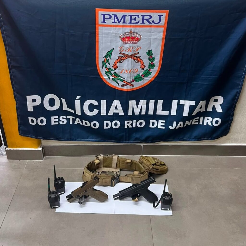 Policiais militares do 12º BPM em Niterói durante operação que resultou em prisões e apreensão de armas.