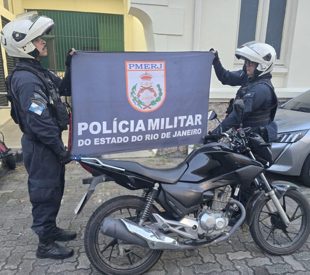Policiais militares com uma motocicleta apreendida, que teve a placa adulterada, durante operação em Niterói.