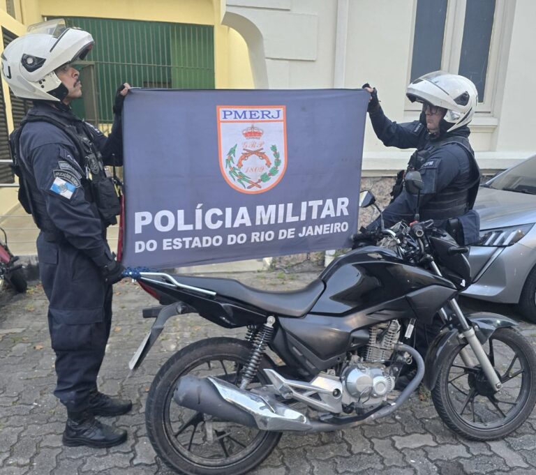 Policiais militares com uma motocicleta apreendida, que teve a placa adulterada, durante operação em Niterói.