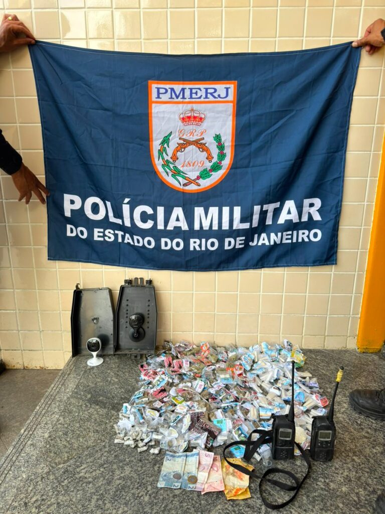 Materiais apreendidos pela PM em Niterói, incluindo maconha, cocaína, crack, rádios e câmeras de monitoramento.