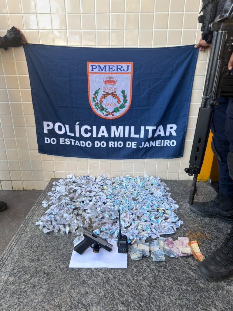 Policiais militares e material apreendido, como pistola, rádio e drogas, após operação em Niterói.