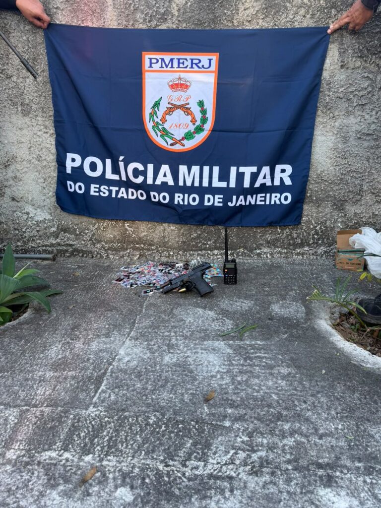Policiais militares apreendem pistola calibre 9mm e drogas em São Gonçalo durante operação contra barricadas.