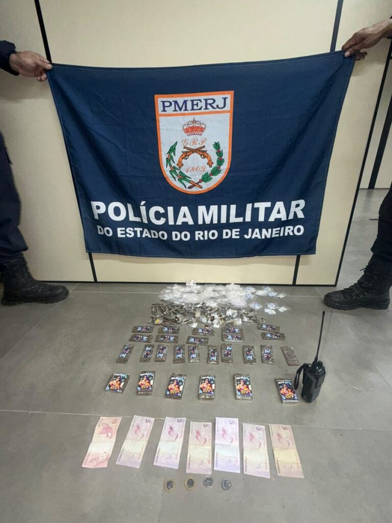 Policiais militares em operação em comunidade, com material entorpecente e equipamentos apreendidos em Niterói.