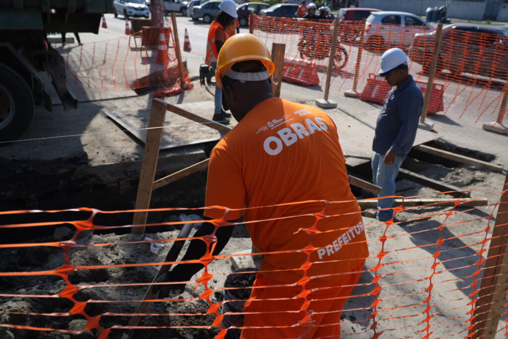 Máquinas em operação na Rua José Ramos de Oliveira, em Neves, São Gonçalo, durante obras de drenagem.