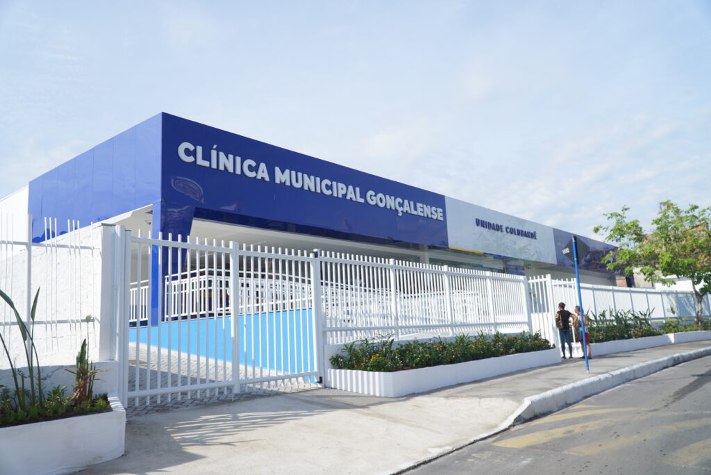 Profissionais de saúde orientam pacientes em sala de espera sobre prevenção de doenças infecciosas