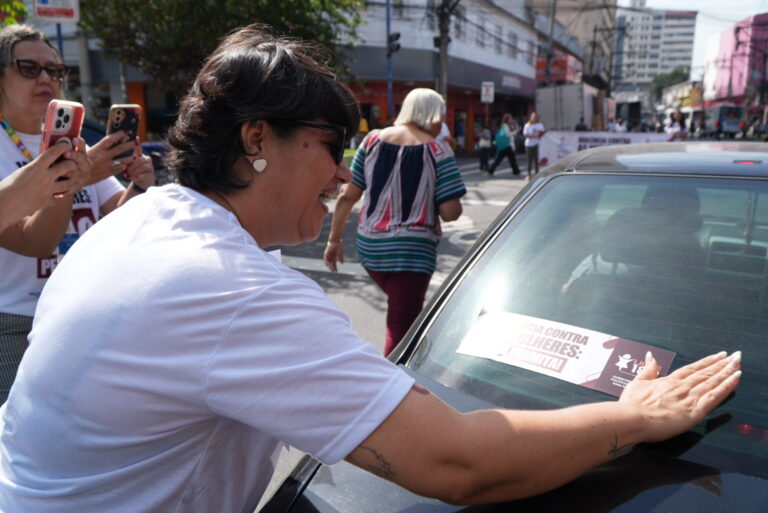 Mulheres participam de ação de conscientização do Agosto Lilás na Praça Dr. Luiz Palmier, Centro de São Gonçalo.