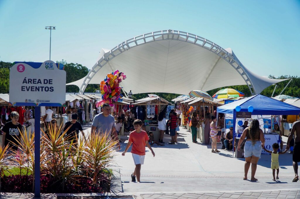 Pessoas participam de atividades ao ar livre no Parque RJ Nosso Sonho em São Gonçalo durante evento de lazer.