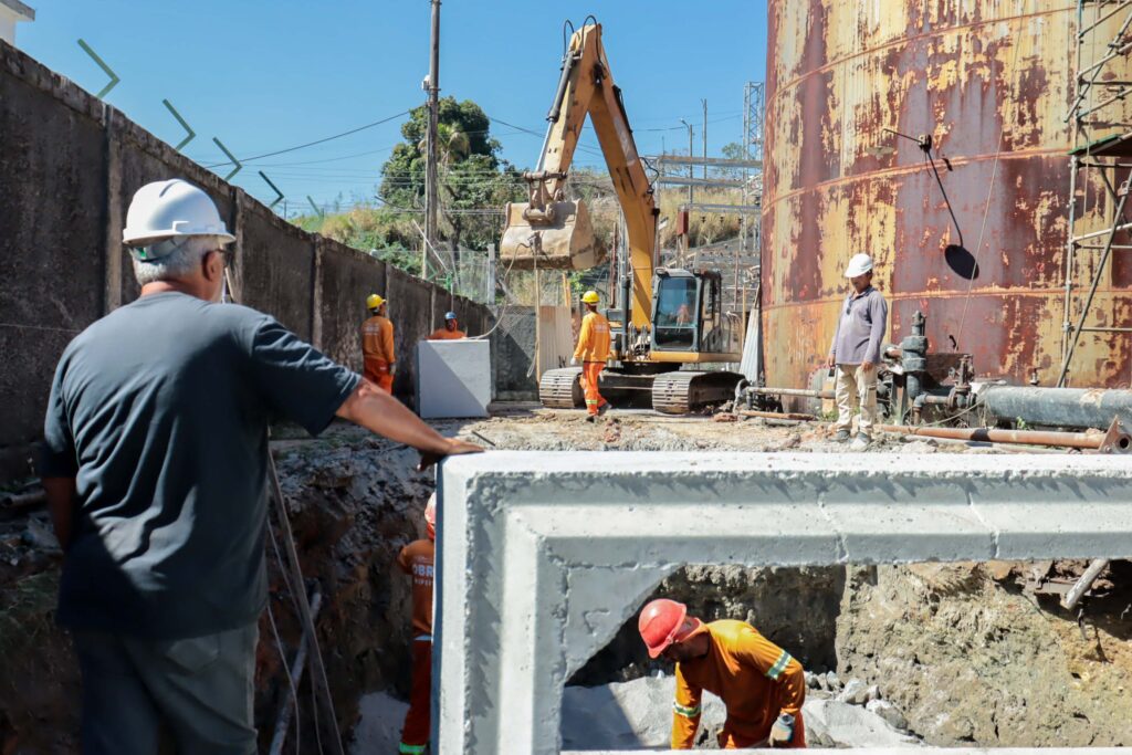 Obras de drenagem e pavimentação em andamento nas ruas João Damasceno e Manoel Duarte, em São Gonçalo.