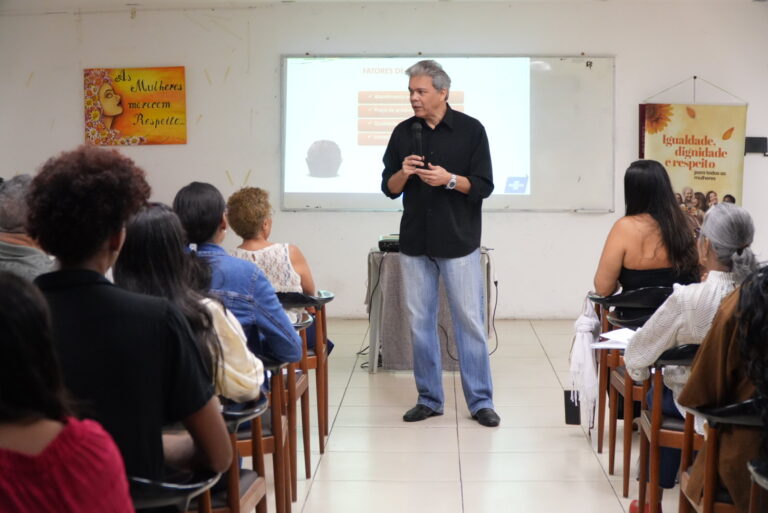 Mulheres recebem certificados na formatura da 18ª turma do programa Lidera Mulher em São Gonçalo.