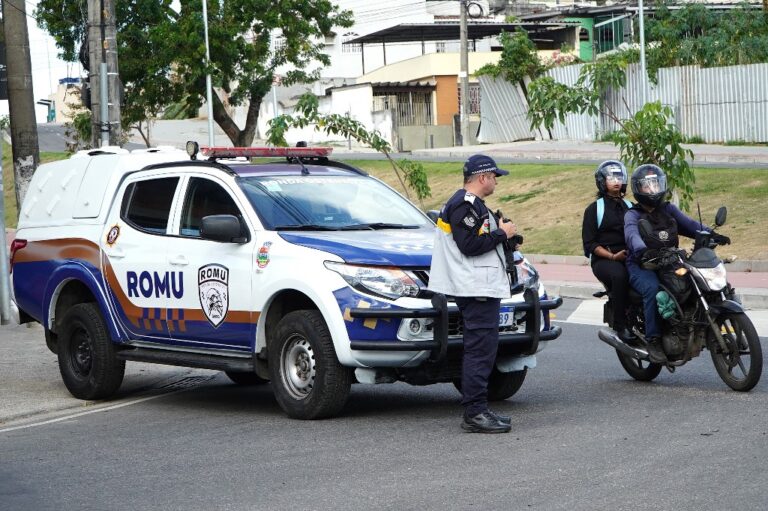 Motociclista sendo abordado por agentes da Guarda Municipal e Polícia Militar durante fiscalização em São Gonçalo.