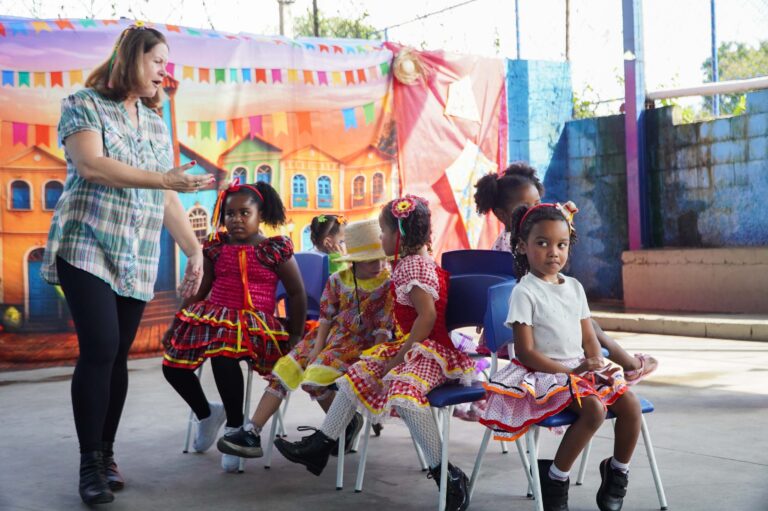 Alunos e famílias em atividades culturais em sábado letivo nas escolas de São Gonçalo.