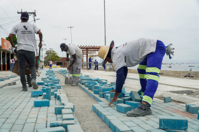 Obras de revitalização na orla da Praia das Pedrinhas, em São Gonçalo, com novo piso e estruturas.