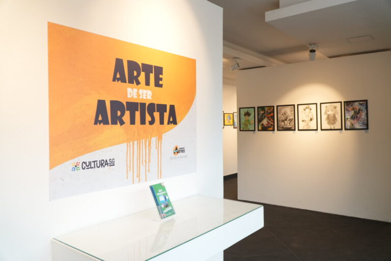 Alunos e obras de arte de desenho na exposição "A Arte de Ser Artista" na Casa das Artes em São Gonçalo.