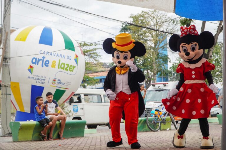 Crianças brincando em cama elástica e brinquedos infláveis durante a Caravana de Arte e Lazer em São Gonçalo.