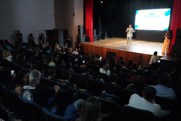 Jovens participam de evento 'Empreendedorismo na Veia Jovem' no Teatro Municipal de São Gonçalo.