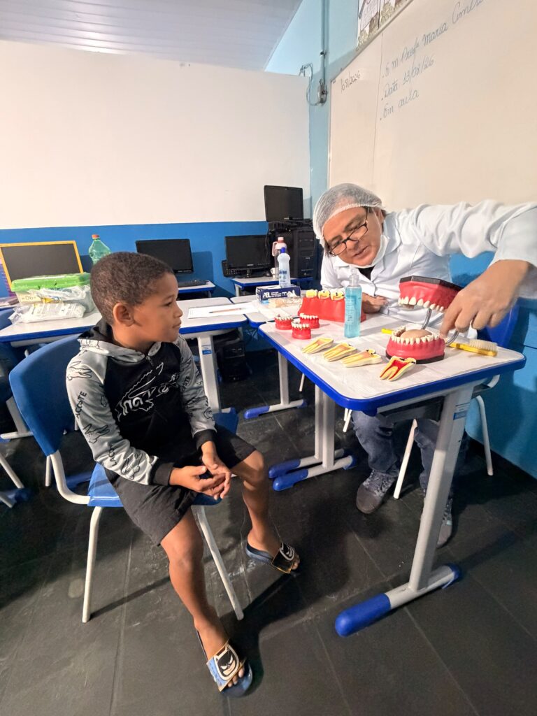 Pessoas participam de evento de cidadania em São Gonçalo, recebendo serviços e orientações.