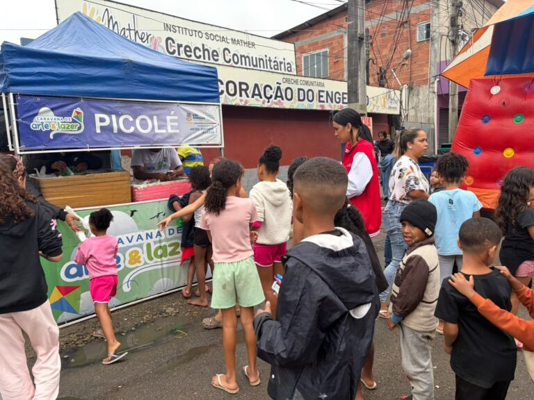 Crianças e famílias se divertem em evento da Caravana de Arte e Lazer em São Gonçalo, com brinquedos e oficinas.