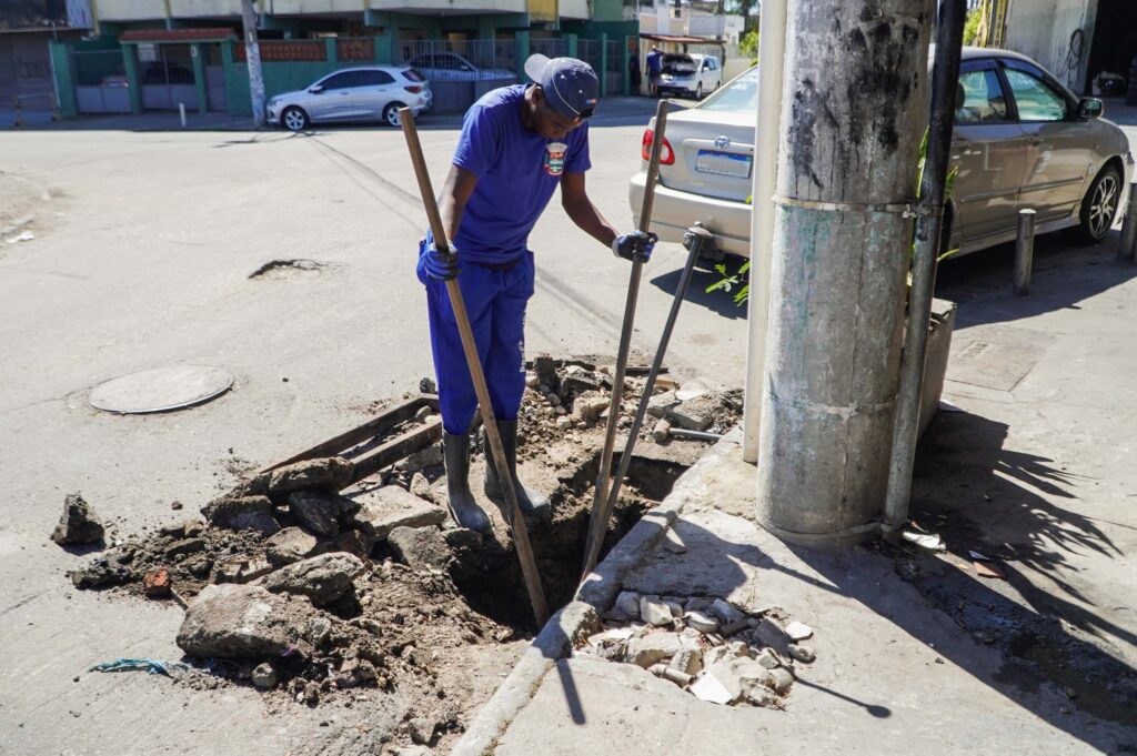 Equipe do DCO de São Gonçalo realizando limpeza de bueiro e rede de águas pluviais para evitar enchentes na cidade.