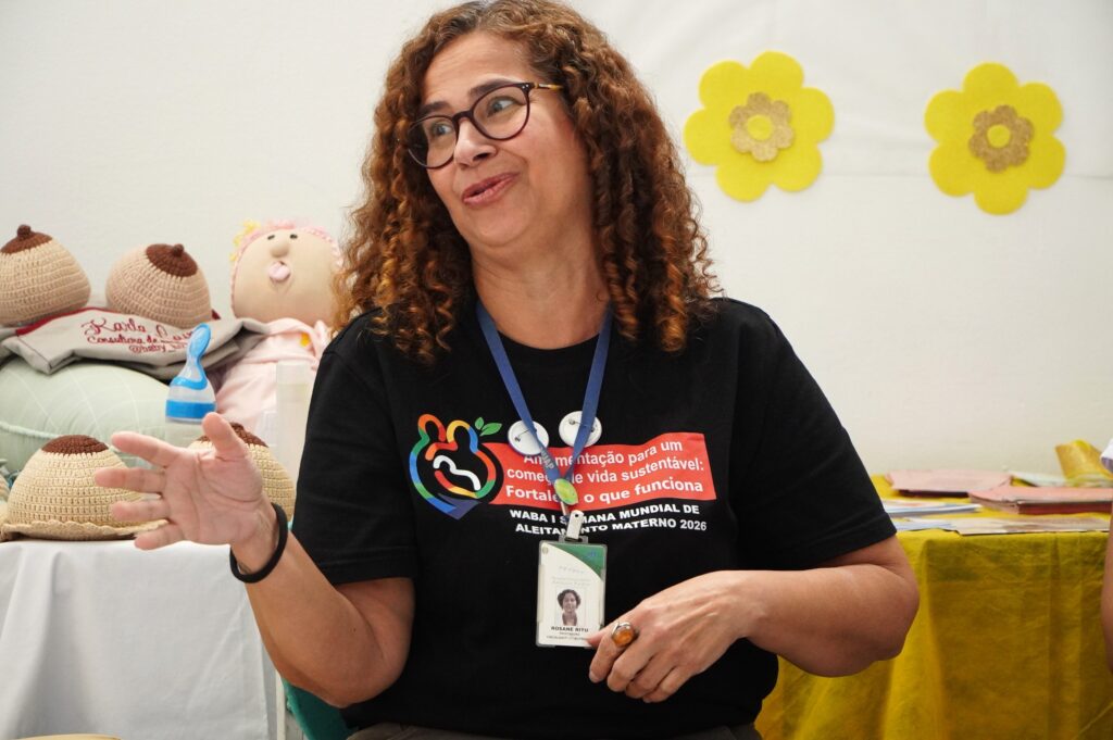 Gestantes e puérperas participam de roda de conversa sobre amamentação em clínica de São Gonçalo.