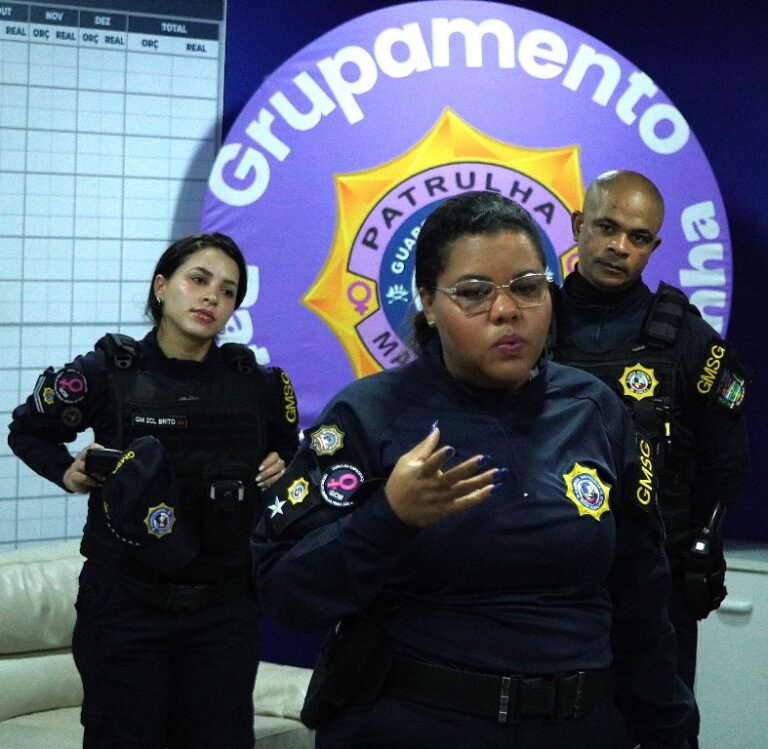 Guardas municipais de São Gonçalo em ação de conscientização do Agosto Lilás no São Gonçalo Shopping.