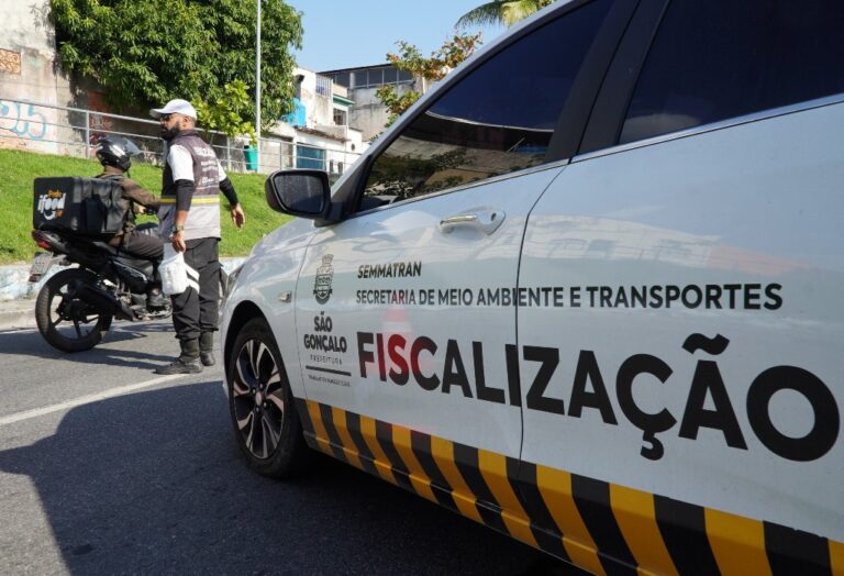 Agentes da Operação Tolerância Zero fiscalizam motocicleta com decibelímetro em Neves, São Gonçalo