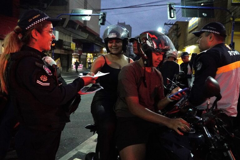 Agentes da Guarda Municipal e da Secretaria de Meio Ambiente e Transportes em ação de fiscalização de mototáxis no Centro de São Gonçalo.