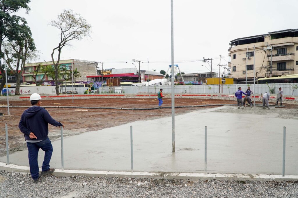 Concretagem do piso de parque infantil em obra de revitalização na Praça da Trindade, São Gonçalo.