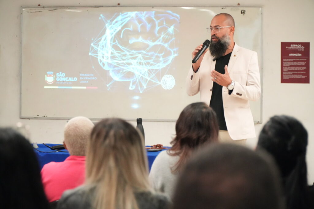Palestra sobre inteligência emocional para servidores municipais de São Gonçalo em Espaço Mais Conhecimento.