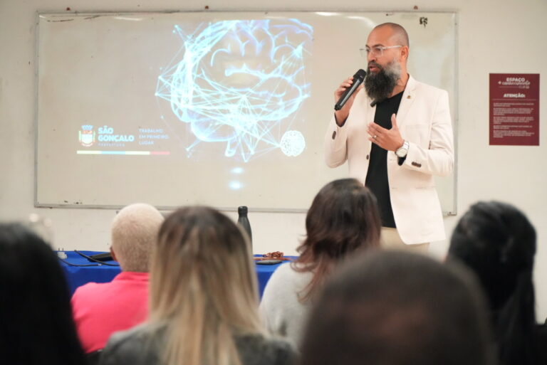 Palestra sobre inteligência emocional para servidores municipais de São Gonçalo em Espaço Mais Conhecimento.
