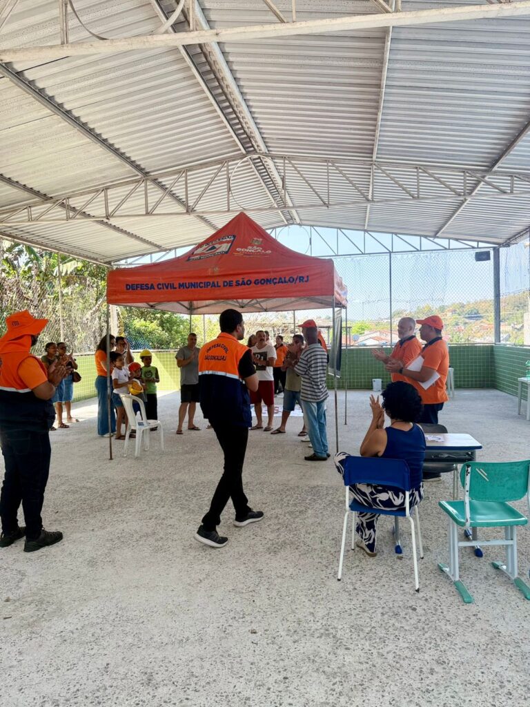 Moradores de São Gonçalo participam de simulado de desocupação da Defesa Civil no bairro Nova Grécia