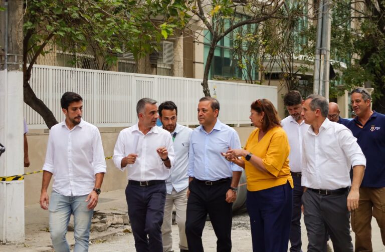 Prefeito Rodrigo Neves vistoria obras do emissário na Avenida Almirante Ary Parreiras, em Icaraí, Niterói.