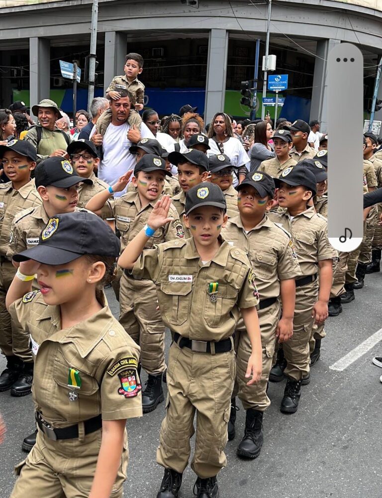 Guardas municipais de Niterói desfilando com novos agentes na Avenida Amaral Peixoto no 7 de Setembro.