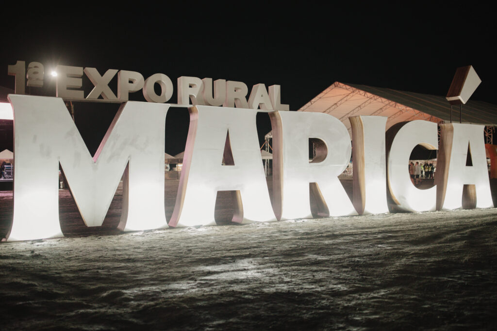 Pessoas assistem a palestra em evento sobre agricultura familiar e tecnologia na Expo Rural Maricá