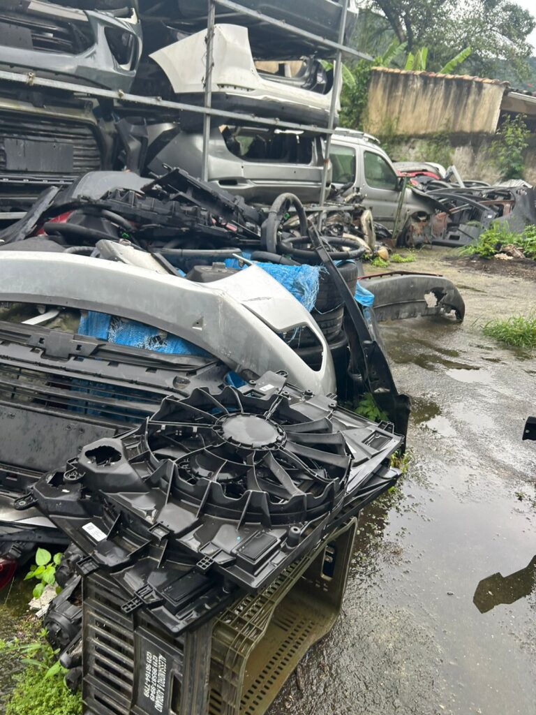 Equipe de fiscalização atuando em estabelecimento de peças automotivas em Niterói.