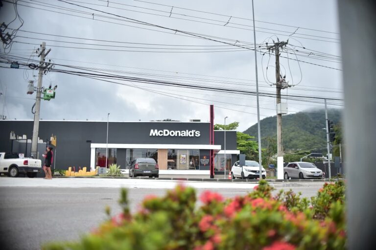 Fachada de loja Renner na Rua Gavião Peixoto em Niterói, com movimento de pessoas na calçada