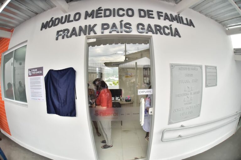 Vice-prefeita Isabel Swan e autoridades em inauguração de melhorias no Módulo Médico de Família do Cavalão, Niterói.