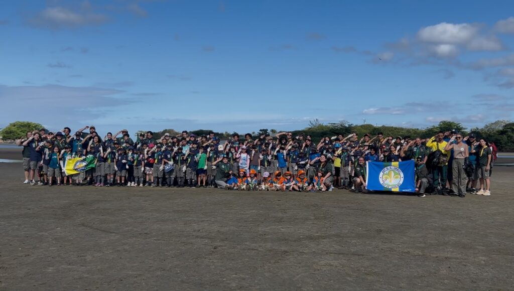 Voluntários recolhem lixo em praia de Niterói durante o Clean Up Day 2026, com foco na preservação ambiental.
