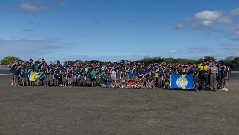 Voluntários recolhem lixo em praia de Niterói durante o Clean Up Day 2026, com foco na preservação ambiental.