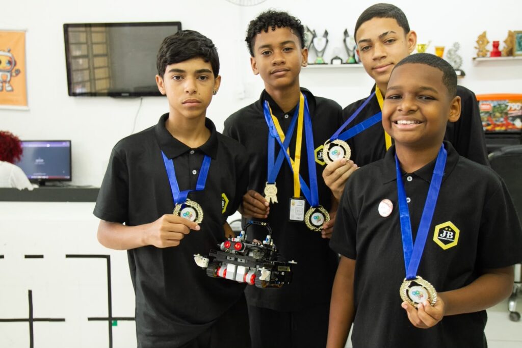 Estudantes da equipe Autobots JB da Escola Municipal João Brazil com troféu da OBR.